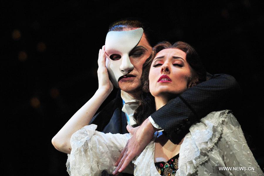 Actors perform musical "The Phantom of the Opera" for the media at Marina Bay Sands Theatre in Singapore, on July 18, 2013. (Xinhua/Then Chih Wey)