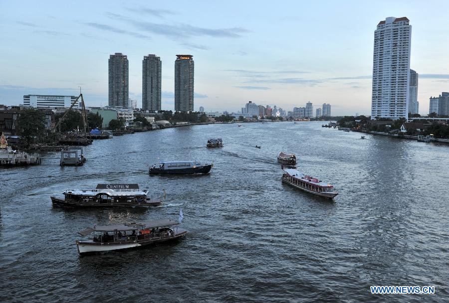 Boats sail on the Chao Phraya river in Bangkok, Thailand, July 17, 2013. The Chao Phraya river is a major river in Thailand. It flows through Bangkok and then into the Gulf of Thailand. (Xinhua/Gao Jianjun)