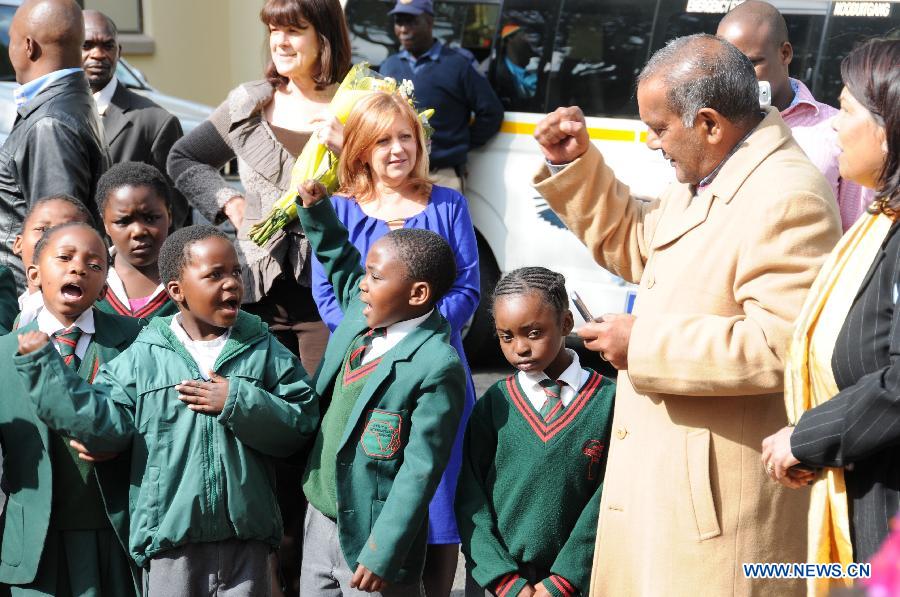 Students sing for Mandela outside his house in Johannesburg, South Africa, on July 18, 2013. South African former president Mandela is steadily improving, according to the Presidency website update released on Thursday. "Madiba remains in hospital in Pretoria but his doctors have confirmed that his health is steadily improving," said the statement. President Jacob Zuma wished the founding father of the nation a happy 95th birthday. (Xinhua/Guo Xinghua)