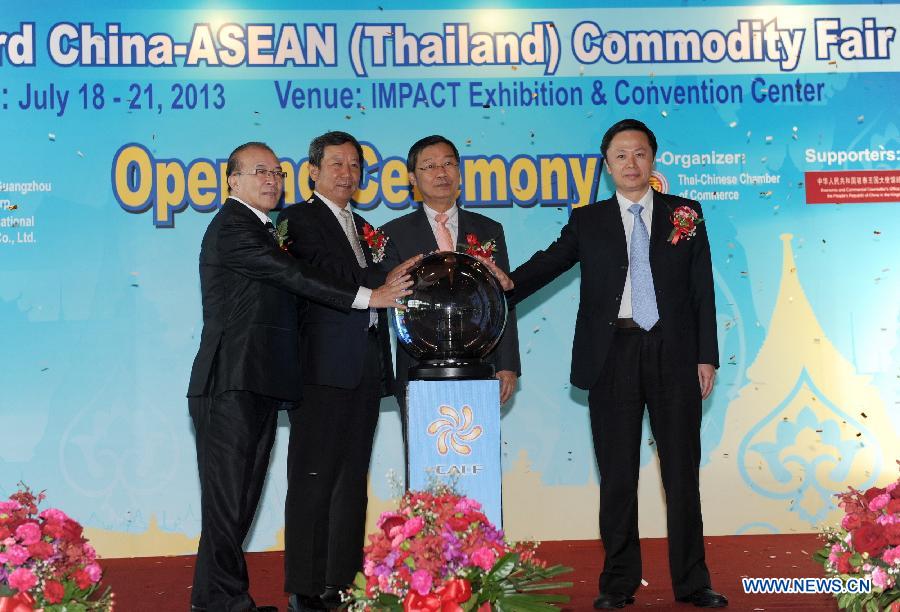 Gao Wenkuan (L2), Economic and Commercial Counselor of the Chinese embassy in Bangkok and Surachai Liengboonlertchai (R2), the First Deputy Speaker of the Thai Senate attend the opening ceremony of the 3rd China-Asean Commodity Fair in Bangkok, Thailand, on July 18, 2013. The 3rd China-Asean Commodity Fair kicked off here on Thursday, attracting about 250 Chinese companies. (Xinhua/Gao Jianjun)