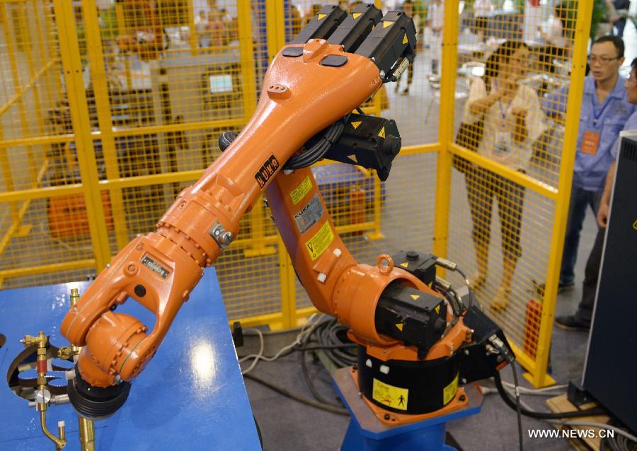 Photo taken on July 18, 2013 shows an intelligent robot displayed at the 17th China West International Equipment Manufacturing Exposition (CWIEME) in Chengdu, capital of southwest China's Sichuan Province. The three-day CWIEME kicked off Thursday at Chengdu Century City New International Conference & Exhibition Center. (Xinhua/Hu Jiayan)