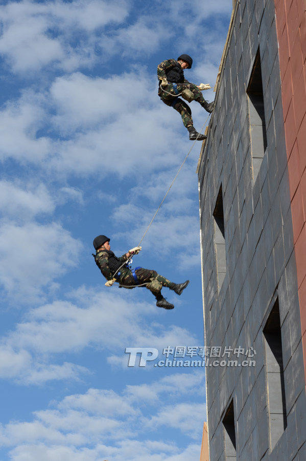 The special operation members train before the competition of land subjects. The land competition subject of the Special Operation Forces of the Chinese People's Liberation Army (PLA) was held on July 16, 2013 at the Zhurihe Combined Tactics Training Base of the Beijing Military Area Command (MAC) of the PLA. (China Military Online/Li Jing) 