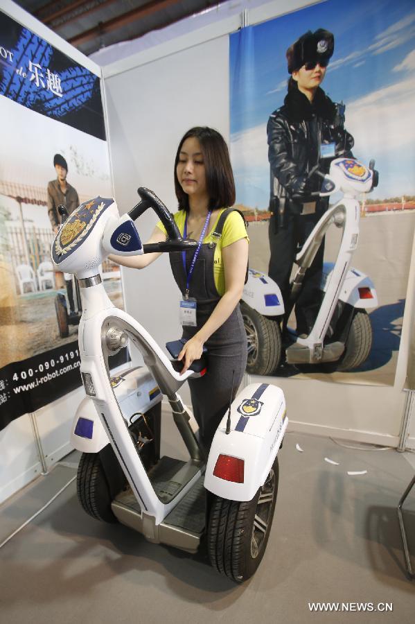 A staff member displays police equipment at the 2013 China International Exhibition on Public Safety and Security in Beijing, capital of China, July 18, 2013. The exhibition kicked off on Thursday at China International Exhibition Center. (Xinhua/Zhao Bing)  