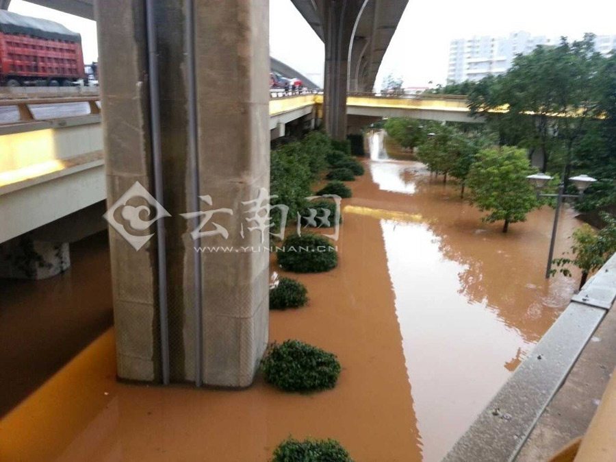 Continuous heavy rain lasting from 18th to 19th this month drowns the downtown streets in Kunming, capital of southwest China's Yunnan Province. (Source: yunnan.cn/chinanews.com)