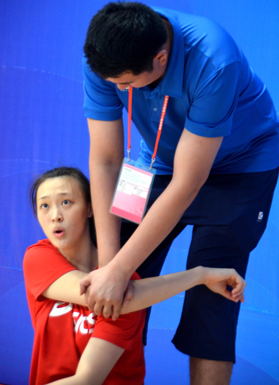 Tianjin beat Jiangsu by 3-2 at women's volleyball tournament. Du Ruoqi's funny expression during Massage. (Photo /Osports)