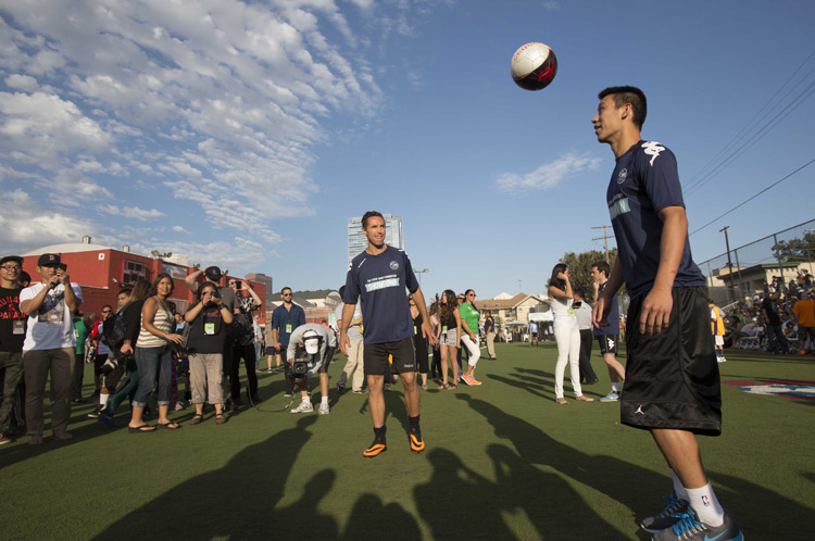 Jeremy Lin is invited to Nash's football game on July 16, 2013. (Photo /Osports)