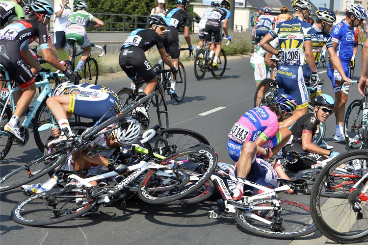 Accidents in the Tour de France cycling race on July 12, 2013. (Photo /Osports)