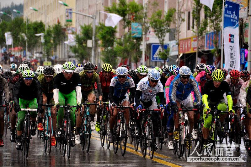 Athletes compete during Tour of Qinghai Lake International Road Cycling Race, July 13, 2013. (Photo /Osports)