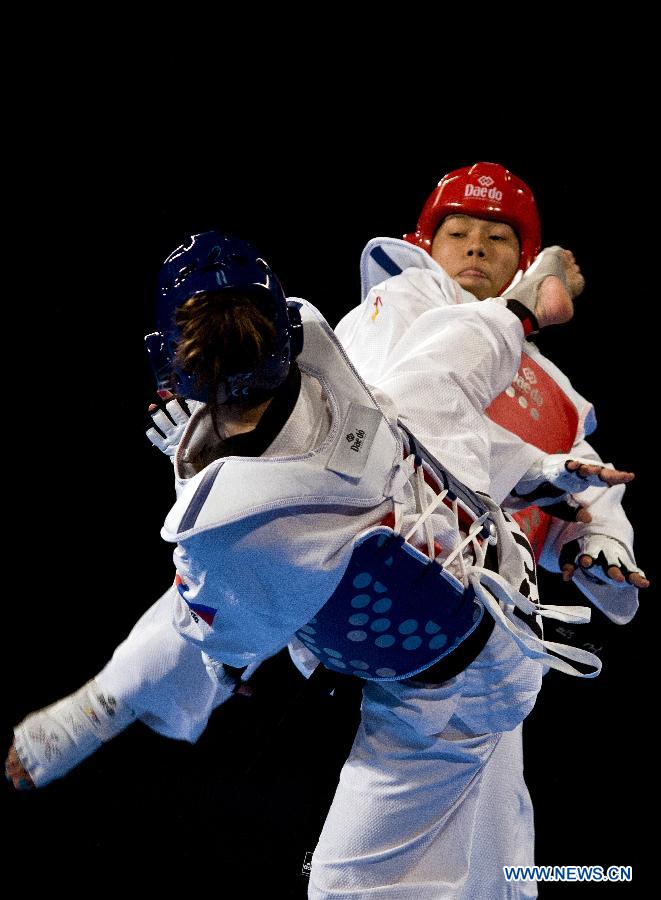 Mexico's Briseida Acosta (Back), combats against Olga Ivanova (Front) of Russia during the 73 kg women's category of the Taekwondo World Championship of the World Taekwondo Federation (WTF), at the Expositions and Coventions Center of Puebla, in Puebla, Mexico, on July 18, 2013. (Xinhua/Guillermo Arias)