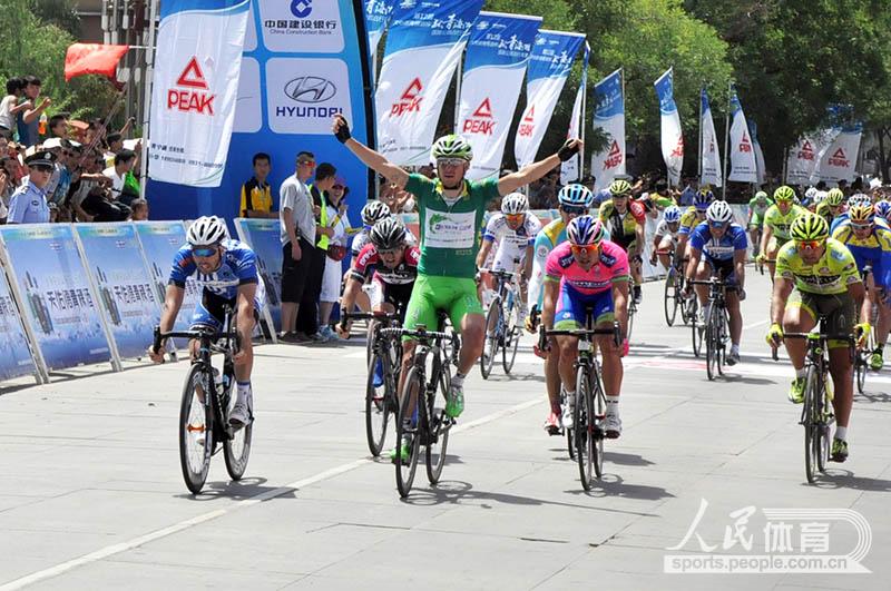 Riders in the cycling race.(People's daily online)