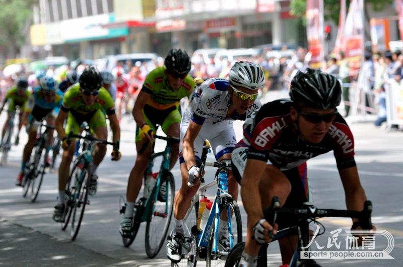 Riders in the cycling race.(People's daily online)