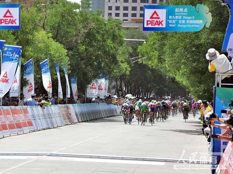 Riders in the cycling race.(People's daily online)