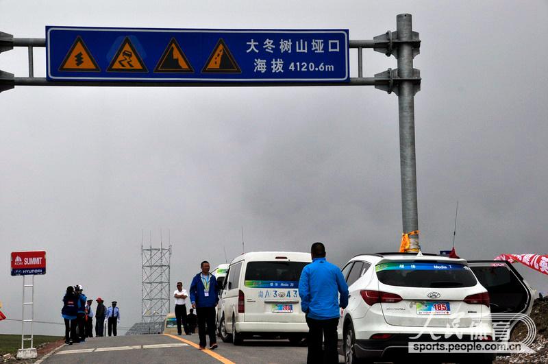 The breathtaking scenery during the cycling race.(People's daily online)