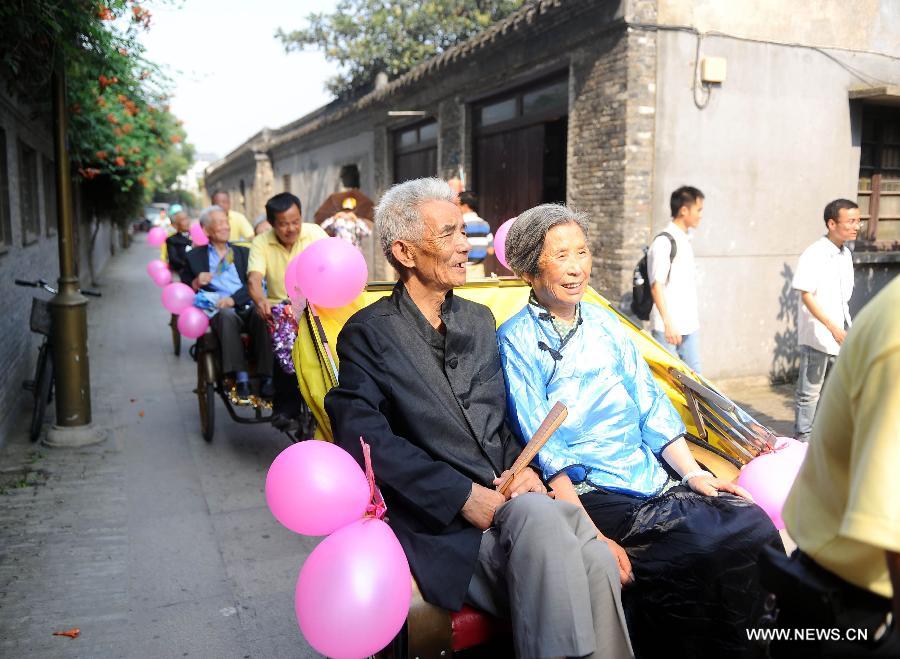 Three elder couples visit around the Yangzhou Ancient Street in Yangzhou of east China's Jiangsu Province, July 18, 2013. Three elder couples took rickshaws to have a sightseeing around the Yangzhou Ancient Street in celebration of their Golden Wedding Anniversary. (Xinhua/Si Xinli)