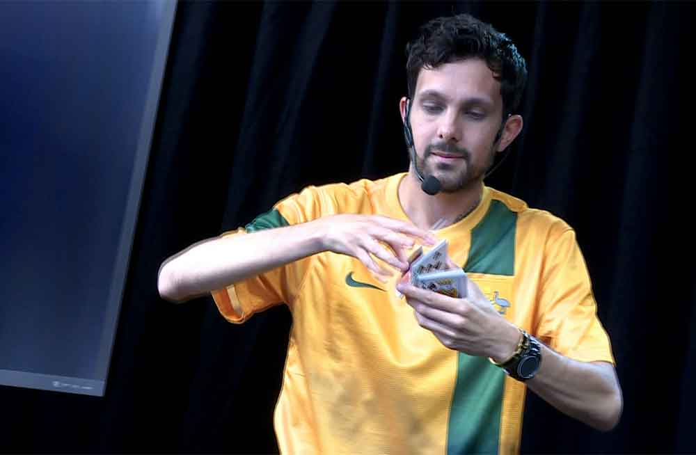 British magician Dynamo performs magic in Sydney CBD on July 18, 2013. (People's Daily Online Ma Xiaolong)