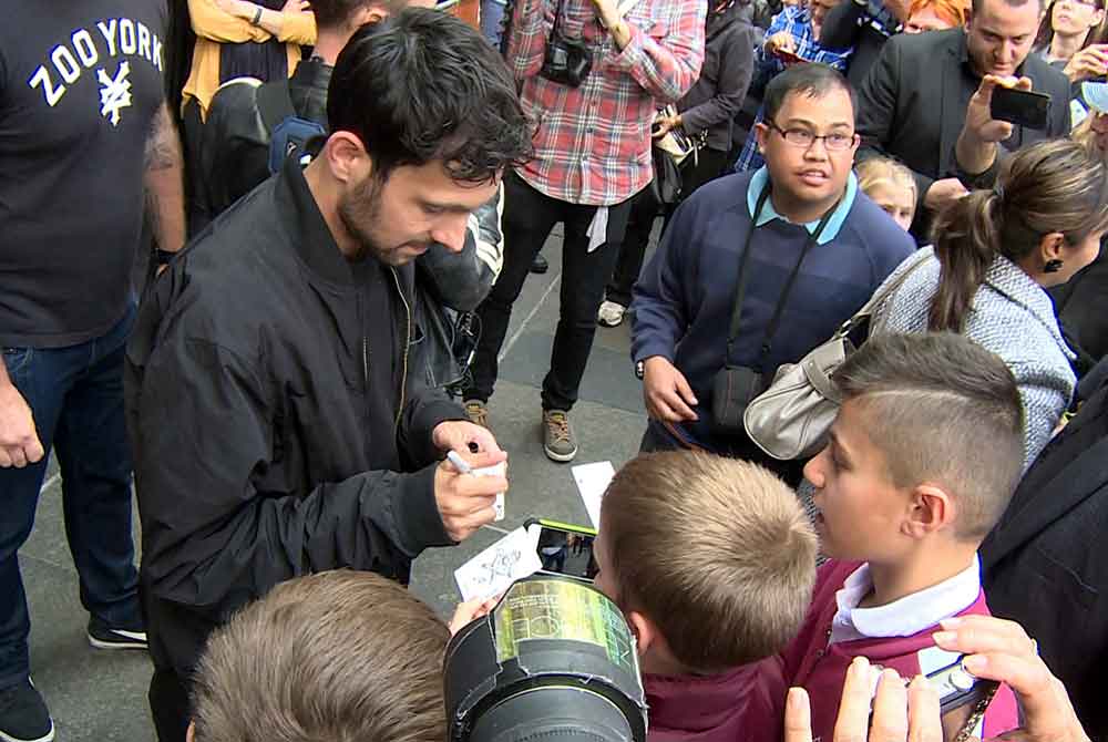 British magician Dynamo signs autograph for his fans on July 18, 2013. (People's Daily Online Ma Xiaolong)