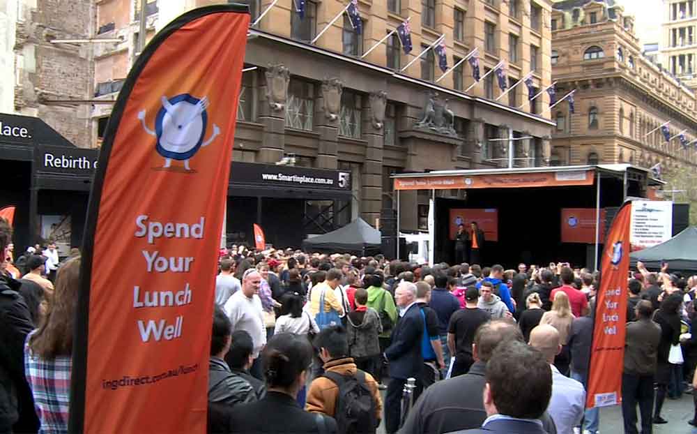 Many fans gather at Martin Place in Sydney CBD to see Dynamo on July 18, 2013. (People's Daily Online Ma Xiaolong)