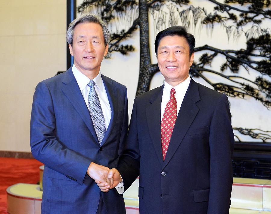 Chinese Vice President Li Yuanchao (R) shakes hands with Chung Mong-Joon, head of the Republic-of-Korea(ROK)-China Inter-Parliamentary Council, in Beijing, capital of China, July 19, 2013. Li Yuanchao met with a delegation of young members of the ROK National Assembly, which is headed by Chung Mong-Joon, in Beijing on Friday. (Xinhua/Li Tao)