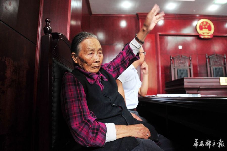 Mother Li Lanyu raises hand to appeal her opinion. (Photo/wccdaily)