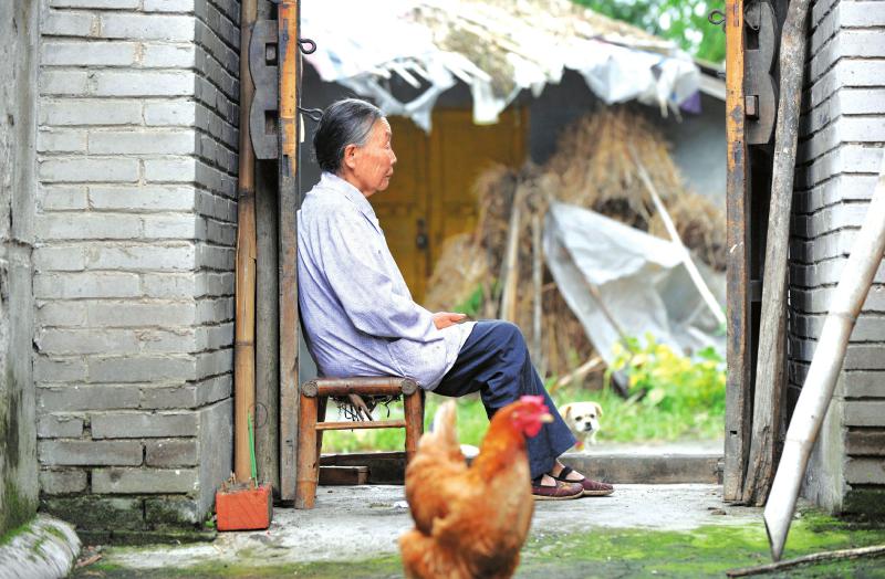 Li Lanyu seats outside home.  She feels sad when people in the village talk about the case. (Photo/wccdaily) 
