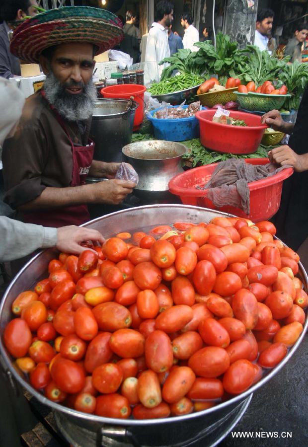 A vendor sells fruit at a stall during the fasting month of Ramadan in northwest Pakistan's Peshawar, July 19, 2013. Muslims around the world refrain from eating, drinking and smoking from dawn to dusk during the fasting month of Ramadan. (Xinhua/Ahmad Sidique)