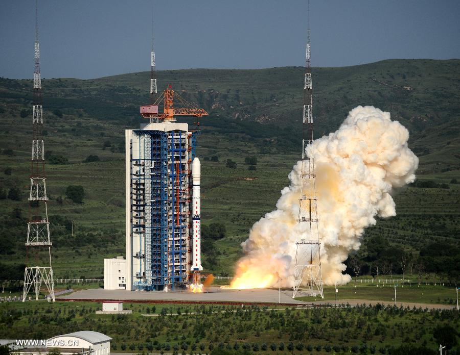 A Long March-4C carrier rocket carring three satellites for scientific experiments blasts off from the launch pad in the Taiyuan Satellite Launch Center in Taiyuan, capital of north China's Shanxi Province, July 20, 2013. China successfully launched three satellites for scientific experiments, namely the Chuangxin-3, Shiyan-7 and Shijian-15, into space at 7:37 a.m. Saturday. The three satellites will be used mainly for conducting scientific experiments on space maintenance technologies. (Xinhua/Yan Yan)