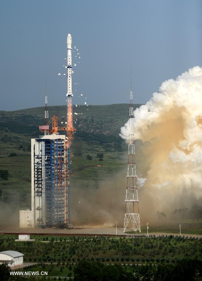 A Long March-4C carrier rocket carring three satellites for scientific experiments blasts off from the launch pad in the Taiyuan Satellite Launch Center in Taiyuan, capital of north China's Shanxi Province, July 20, 2013. China successfully launched three satellites for scientific experiments, namely the Chuangxin-3, Shiyan-7 and Shijian-15, into space at 7:37 a.m. Saturday. The three satellites will be used mainly for conducting scientific experiments on space maintenance technologies. (Xinhua/Yan Yan)