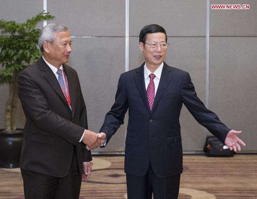 Chinese Vice Premier Zhang Gaoli (R), also a member of the Standing Committee of the Political Bureau of the Communist Party of China Central Committee, shakes hands with Thai Deputy Prime Minister and Minister of Commerce Nivatthamrong Boonsongpaisal during their meeting at the Eco-Forum Global in Guiyang, capital of southwest China's Guizhou Province, July 19, 2013. The Eco-Forum Global is held from July 19 to July 21. (Xinhua/Wang Ye)