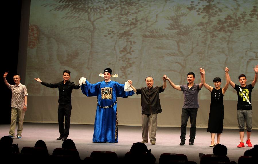 Cai Zhengren (C), chief disciple of Yu Zhenfei, answers a curtain call with his students during the performance in memory of Yu Zhenfei in Shanghai, east China's municipality, July 19, 2013. The two-day performance made its debut on Thursday, given by Cai Zhengren and 12 other fine performers of Kunqu opera. (Xinhua/Ren long)