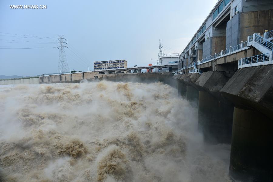 Photo taken on July 20, 2013 shows the floodwater gushing from the sluices of the Gezhou Dam in Yichang, north China's Hubei Province. This year's highest flood peak of Yangtze River is estimated to arrive at Three Gorges Reservoir on July 21, with a predicted inflow of 48,000 cubic meters per second. (Xinhua/Zheng Jiayu)