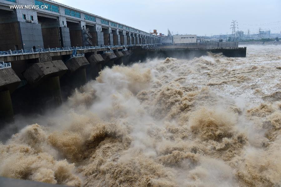 Photo taken on July 20, 2013 shows the floodwater gushing from the sluices of the Gezhou Dam in Yichang, north China's Hubei Province. This year's highest flood peak of Yangtze River is estimated to arrive at Three Gorges Reservoir on July 21, with a predicted inflow of 48,000 cubic meters per second. (Xinhua/Zheng Jiayu)