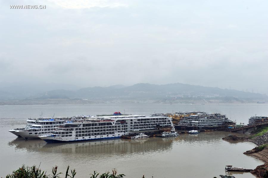 Ships anchor on the waters of Yangtze River in Zigui County, north China's Hubei Province, July 20, 2013. This year's highest flood peak of Yangtze River is estimated to arrive at Three Gorges Reservoir on July 21, with a predicted inflow of 48,000 cubic meters per second. (Xinhua/Zheng Jiayu) 