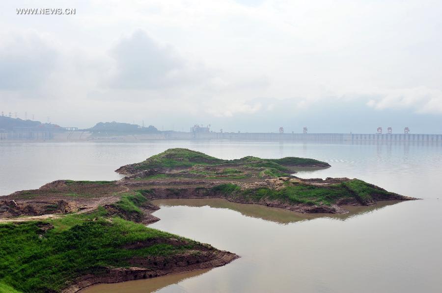 Photo taken on July 20, 2013 shows the Three Gorges Reservoir near the Muyu Island of Maoping Town in Zigui County, north China's Hubei Province. This year's highest flood peak of Yangtze River is estimated to arrive at Three Gorges Reservoir on July 21, with a predicted inflow of 48,000 cubic meters per second. (Xinhua/Zheng Jiayu)