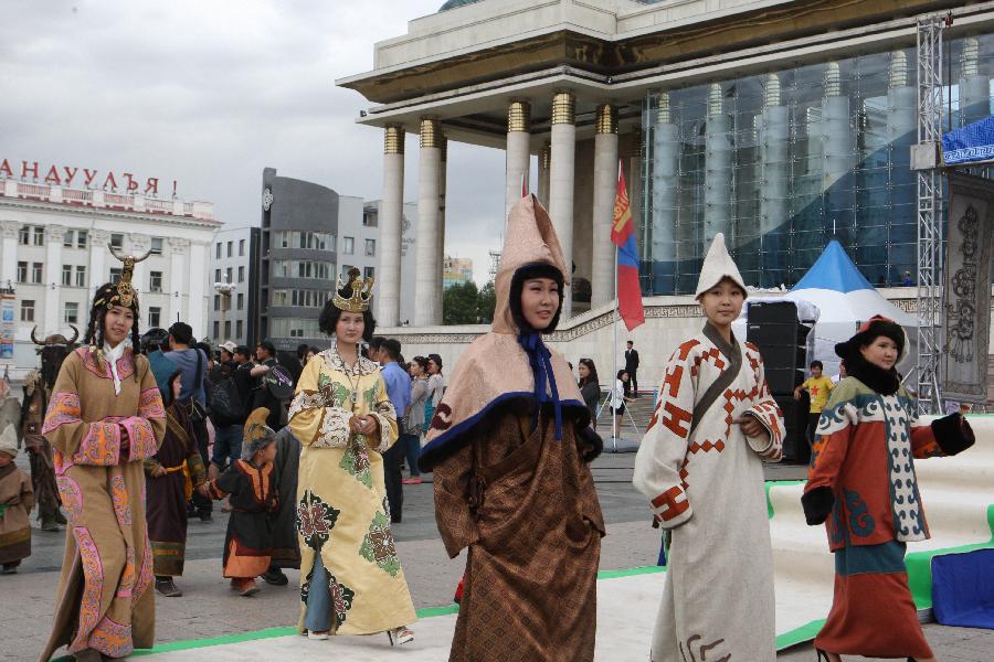 Models present traditional Mongolian clothes during the annual Mongolian Clothing Festival in Ulan Bator, Mongolia, July 20, 2013. (Xinhua/Shi Yongchun)