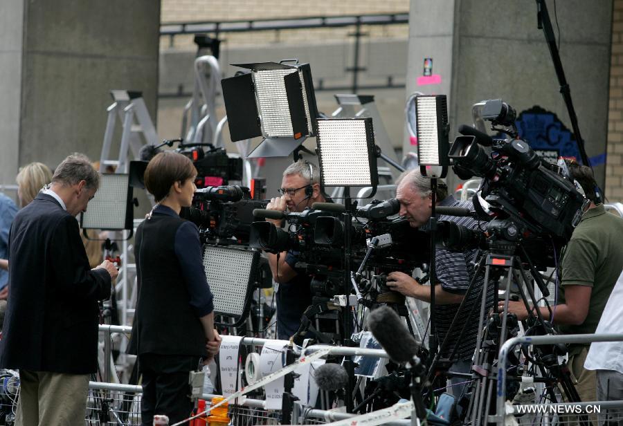 Television reporters gahter outside the Lindo Wing of St. Mary's hospital in London, July 20, 2013. The nation awaits news of a new royal baby. (Xinhua/Bimal Gautam) 