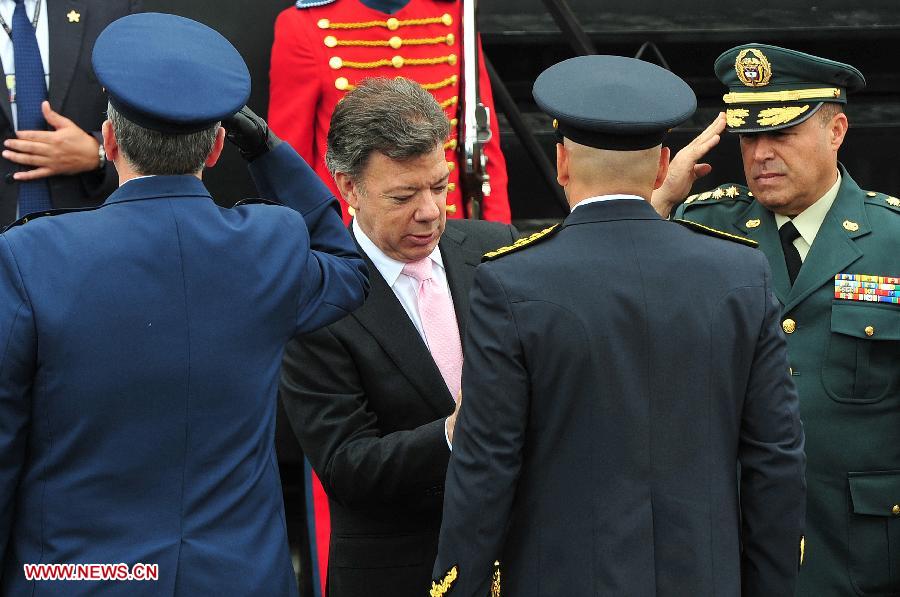 Image provided by Colombia's Presidency shows Colombian President Juan Manuel Santos (2nd L) honoring outstanding military officers of the Public Force during the military parade in the framework of the Colombia's Independence Day commemoration, in Bogota, Colombia, on July 20, 2013. The commemoration of the 203rd anniversary of Colombia's Independence includes a homage to the Colombian Army veterans. (Xinhua/Colombia's Presidency) 