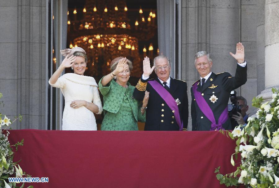Belgium's newly sworn in King Philippe (1st R) and Queen Mathilde (1st L) and Albert II couple salute to people from the balcony of Royal Palace in Brussels, capital of Belgium, on July 21, 2013, the country's national day. Prince Philippe was sworn in before parliament as Belgium's seventh king on Sunday, after his father Albert II abdicated. (Xinhua/Ye Pingfan)