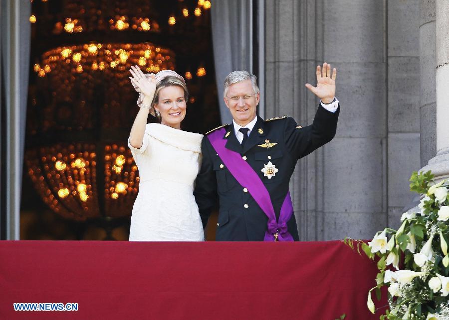 Belgium's newly sworn in King Philippe and Queen Mathilde salute to people at the balcony of Royal Palace in Brussels, capital of Belgium, on July 21, 2013, the country's national day. Prince Philippe was sworn in before parliament as Belgium's seventh king on Sunday, after his father Albert II abdicated. (Xinhua/Ye Pingfan)