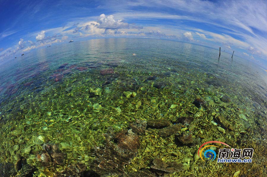 Clear water and blue sky are seen on Yagong island of Sansha City. (Source: hinews.com/Li Qingfang)