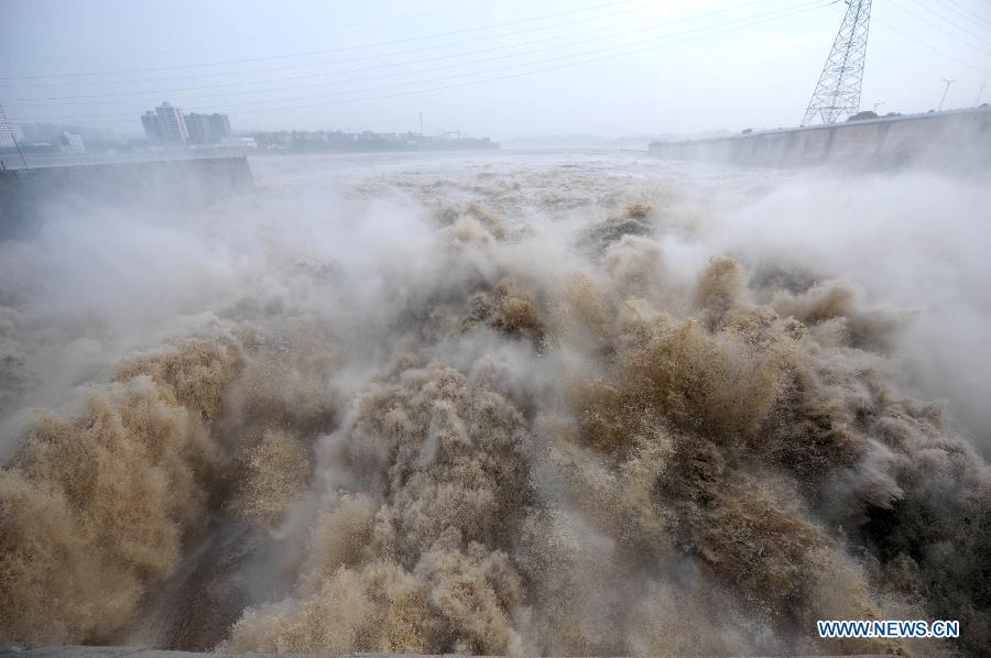 Flood water is discharged from the Gezhou Dam in Yichang City, central China's Hubei Province, July 21, 2013. The Yangtze River, China's longest, braced for its largest flood peak so far this year due to continuous rainfall upstream. Water flow into the reservoir of the Three Gorges Dam reached 49,000 cubic meters per second on Sunday morning. (Xinhua/Xiao Jiafa)