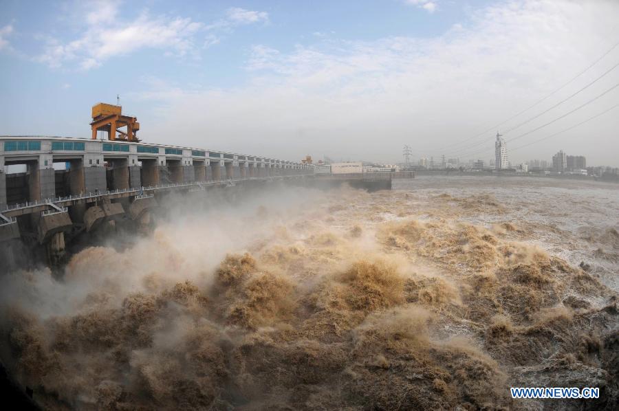 Flood water is discharged from the Gezhou Dam in Yichang City, central China's Hubei Province, July 21, 2013. The Yangtze River, China's longest, braced for its largest flood peak so far this year due to continuous rainfall upstream. Water flow into the reservoir of the Three Gorges Dam reached 49,000 cubic meters per second on Sunday morning. (Xinhua/Xiao Jiafa)