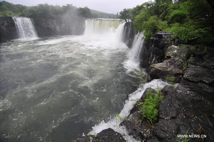 Photo taken on July 21, 2013 shows the scenery of the Diaoshuilou Waterfall at the Jingpo Lake in Mudanjiang City, northeast China's Heilongjiang Province, July 21, 2013. The water level of the Jingpo Lake rose significantly due to the continuous rainfalls upstream. (Xinhua/Zhang Chunxiang)