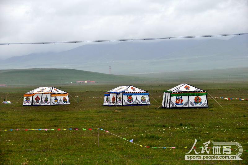 Beautiful tents on the track. (People' Daily Online)