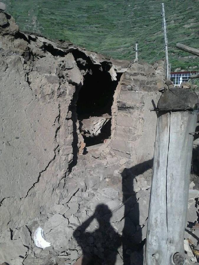 Photo taken with a mobile phone shows a damaged house in quake-hit Meichuan Town of Minxian County, northwest China's Gansu Province, July 22, 2013. At least three people were killed in the 6.6-magnitude earthquake which jolted a juncture region of Minxian County and Zhangxian County in Dingxi City Monday morning. (Xinhua/Kang Yapeng)