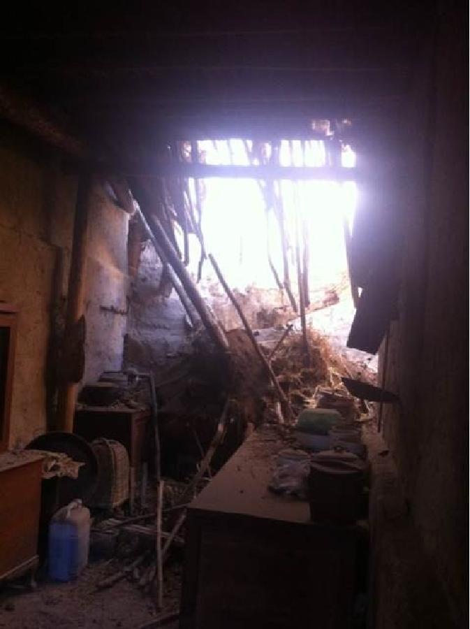 Photo taken with a mobile phone shows a damaged house in quake-hit Minxian County, northwest China's Gansu Province, July 22, 2013. At least three people were killed in the 6.6-magnitude earthquake which jolted a juncture region of Minxian County and Zhangxian County in Dingxi City Monday morning. (Xinhua)