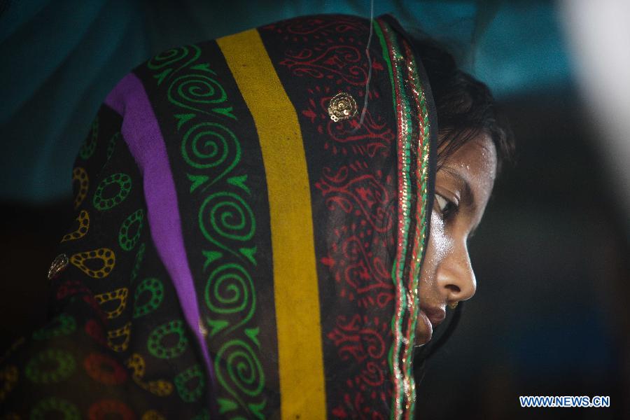 A woman, whose daughter was killed in a mass food poisoning, weeps at her home in the village of Gandaman, Saran District of eastern Indian state of Bihar, July 21, 2013. At least 23 children, all below 12 years, were confirmed dead due to food poisoning after eating a free mid-day school meal in the eastern Indian state of Bihar on July 16, 2013. (Xinhua/Zheng Huansong) 