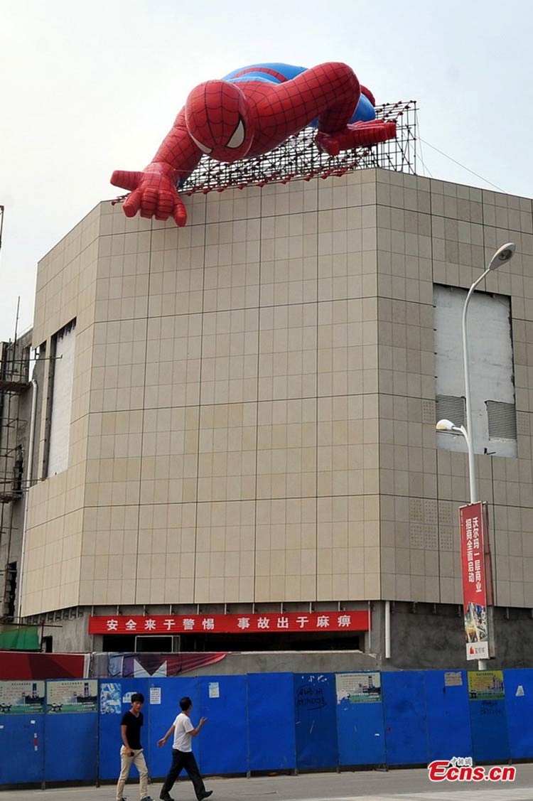 Photo taken on July 20 shows a giant Spider-man on the roof of an under-construction building in Nanchang, East China's Jiangxi Province. According to the construction staff, the inflatable Spider-man is 20 meters long, 10 meters wide and 5 meters high. (Photo / Liu Zhankun)