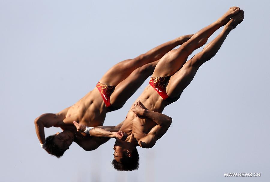China's Cao Yuan and Zhang Yanquan compete during the men's 10m synchro platform final of the Diving competition in the 15th FINA World Championships at the Piscina Municipal de Montjuic in Barcelona, Spain, on July 21, 2013. Cao Yuan and Zhang Yanquan took the bronze with a total socre of 445.56 points. (Xinhua/Wang Lili)