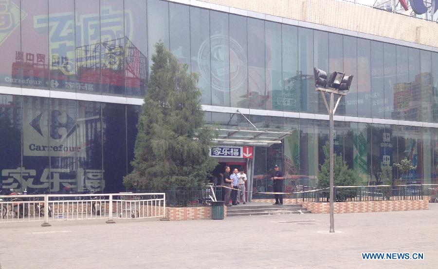 A Carrefour store is cordoned off after a knife attack occurred in Beijing, capital of China, July 22, 2013. A knife-wielding man allegedly injured four people, including two children, on Monday in the Carrefour store. (Xinhua/Ma Jing)