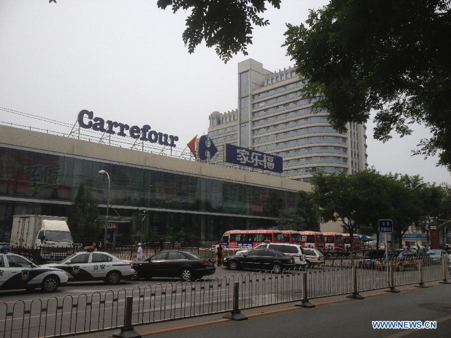 A Carrefour store is cordoned off after a knife attack occurred in Beijing, capital of China, July 22, 2013. A knife-wielding man allegedly injured four people, including two children, on Monday in the Carrefour store. (Xinhua/Jin Liwang)